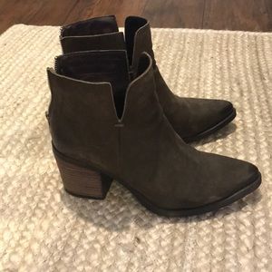 Steve Madden Pawel Bootie!